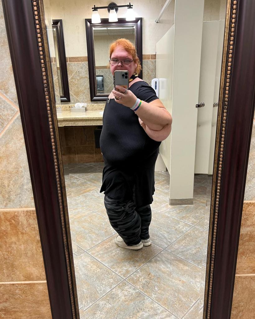 "1000-Lb. Sisters" star Tammy Slaton poses in a mirror.