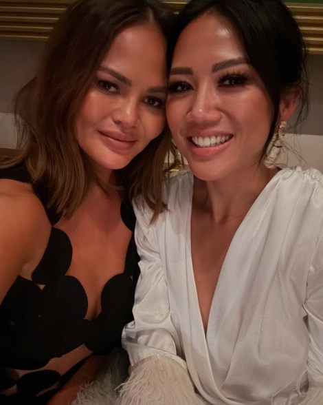 chrissy teigen and her sister tina selfie