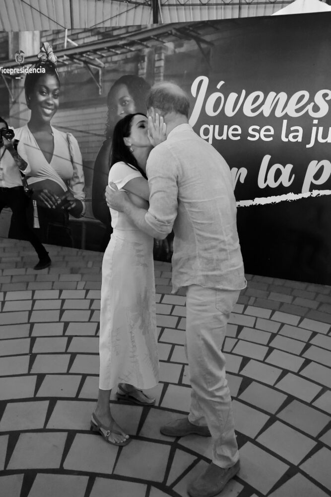 Meghan Markle and Prince Harry kissing at the Jóvenes en Cali youth center while salsa dancing on Aug. 19, 2024. 